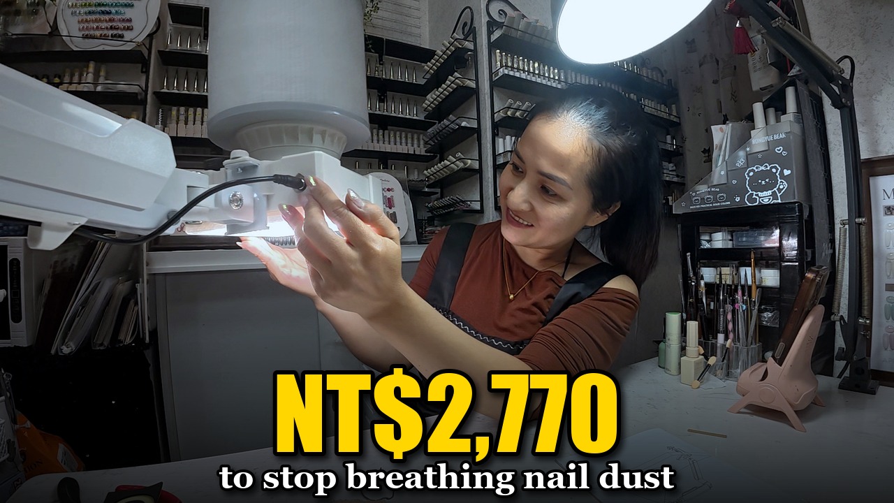 Thumbnail: Xiao Cui testing a new nail dust collector, text NT$2,770 to stop breathing nail dust